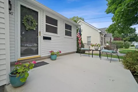 Exterior - 306 E Stewart St, Bloomington, IL 61701 photo 2 of 8
