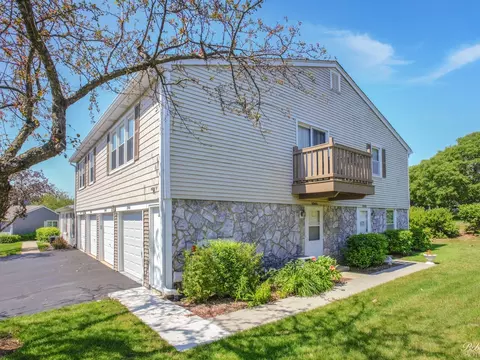 1046 Glouchester Hbr #1046, Schaumburg, IL 60193