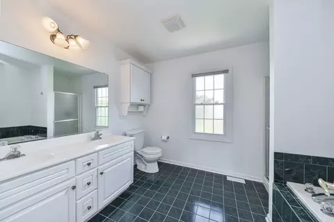Bath - 2846 Mapleside Ct, Aurora, IL 60502 photo 2 of 4