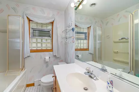 Bath - 18621 Burnham Ave, Lansing, IL 60438 photo 1 of 2