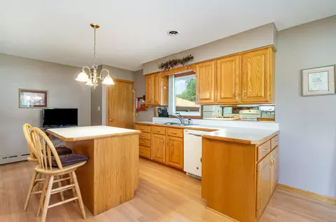 Kitchen - 18621 Burnham Ave, Lansing, IL 60438 photo 2 of 4