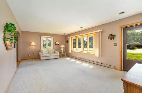 Living - 18621 Burnham Ave, Lansing, IL 60438 photo 2 of 3