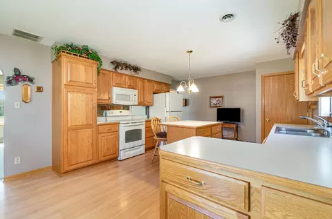 Kitchen - 18621 Burnham Ave, Lansing, IL 60438 photo 1 of 4