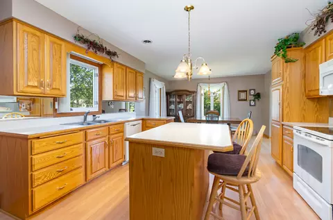 Kitchen - 18621 Burnham Ave, Lansing, IL 60438 photo 3 of 4