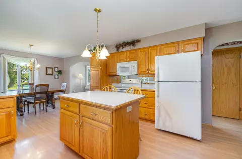 Kitchen - 18621 Burnham Ave, Lansing, IL 60438 photo 4 of 4