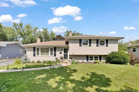 824 Magnolia Ln, Naperville, IL 60540