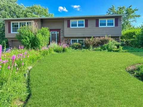 427 W Burning Tree Ln, Arlington Heights, IL 60005