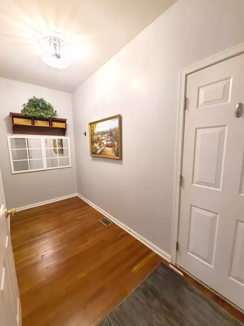 Entry Way - 643 Wingpointe Dr, Aurora, IL 60506 photo 4 of 8