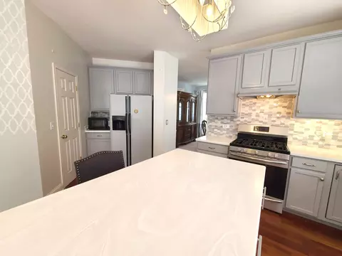Kitchen - 643 Wingpointe Dr, Aurora, IL 60506 photo 5 of 6