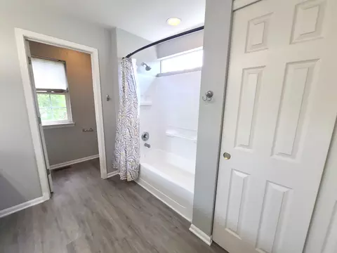Bath - 643 Wingpointe Dr, Aurora, IL 60506 photo 3 of 5