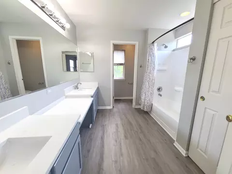 Bath - 643 Wingpointe Dr, Aurora, IL 60506 photo 2 of 5