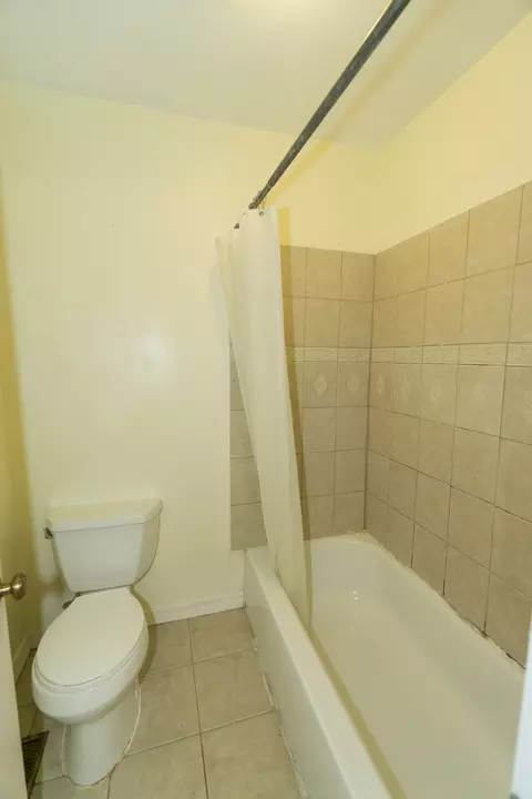 Bath - 646 Harbor Ter, Bartlett, IL 60103 photo 3 of 3