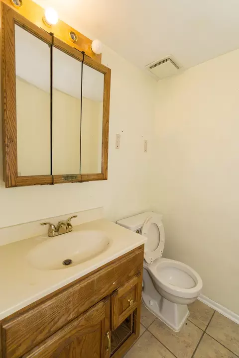 Bath - 646 Harbor Ter, Bartlett, IL 60103 photo 1 of 3