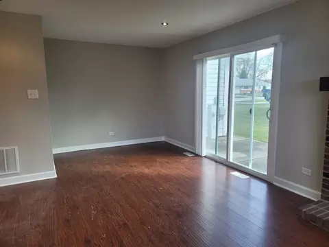 Living - 24 Willow Rd, Matteson, IL 60443 photo 5 of 5