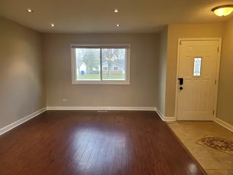 Living - 24 Willow Rd, Matteson, IL 60443 photo 1 of 5