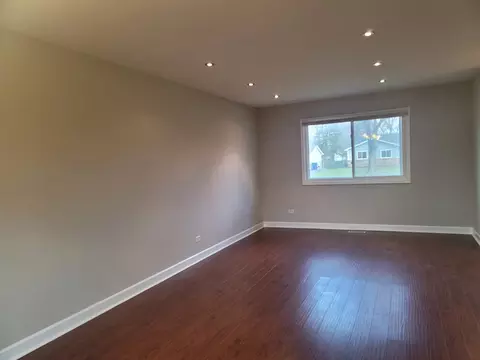 Living - 24 Willow Rd, Matteson, IL 60443 photo 3 of 5