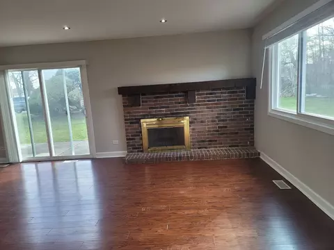Living - 24 Willow Rd, Matteson, IL 60443 photo 4 of 5