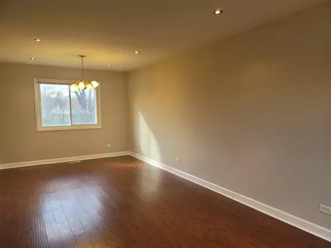 Living - 24 Willow Rd, Matteson, IL 60443 photo 2 of 5