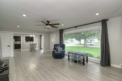 Living - 148 Central Ave, Aurora, IL 60506 photo 4 of 5