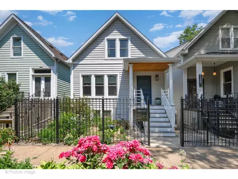 2240 W Barry Ave, Chicago, IL 60618