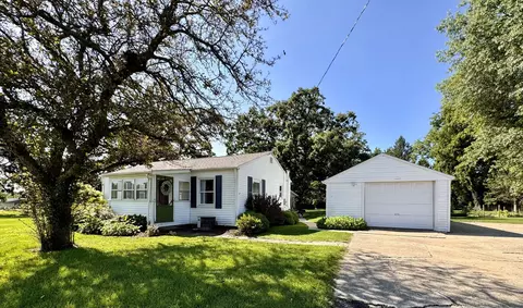 1087 Lost Nation Rd, Dixon, IL 61021