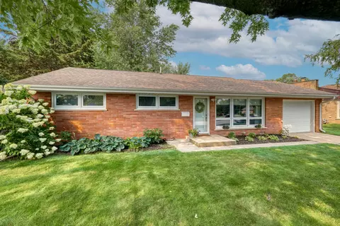 205 Briar Ln, North Aurora, IL 60542