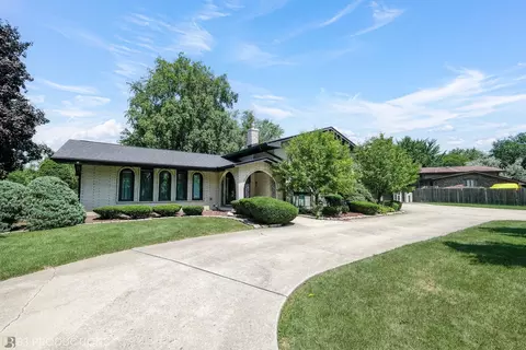 10 S285 Birnam Trl, Willowbrook, IL 60527