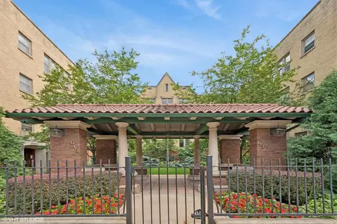 617 W Addison St #2, Chicago, IL 60613