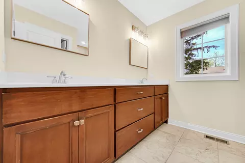 Bath - 10846 Front St, Mokena, IL 60448 photo 1 of 5