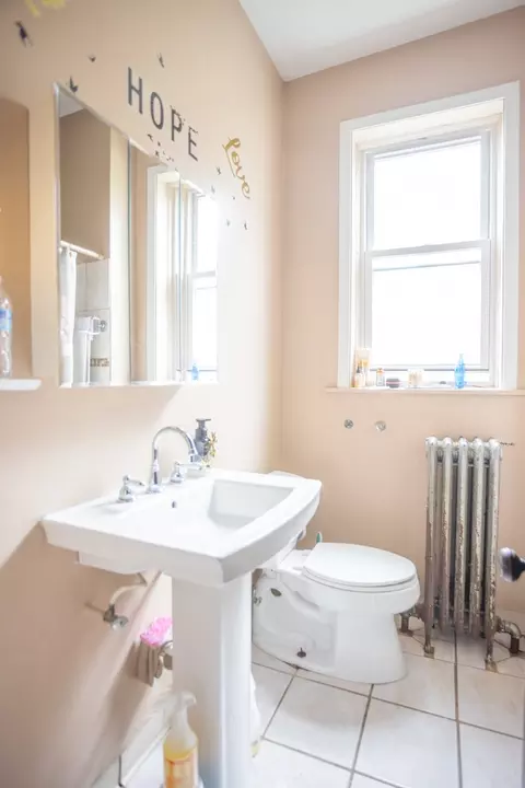 Bath - 7210 S Champlain Ave, Chicago, IL 60619 photo 1 of 1