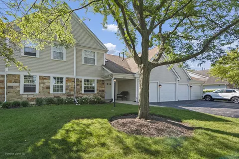 2878 Meadow Ln #Z2, Schaumburg, IL 60193