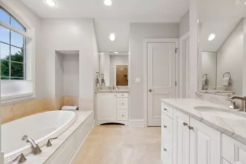 Bath - 220 E Scranton Ave, Lake Bluff, IL 60044 photo 3 of 8