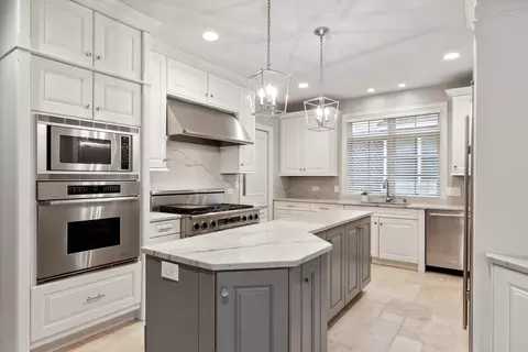 Kitchen - 220 E Scranton Ave, Lake Bluff, IL 60044 photo 2 of 6
