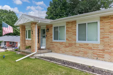 Exterior - 1304 Welling St, Bloomington, IL 61701 photo 2 of 10