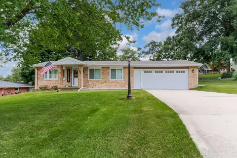 Exterior - 1304 Welling St, Bloomington, IL 61701 photo 3 of 10