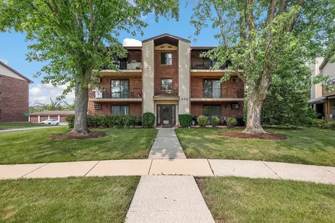 462 Valley Dr #100, Naperville, IL 60563