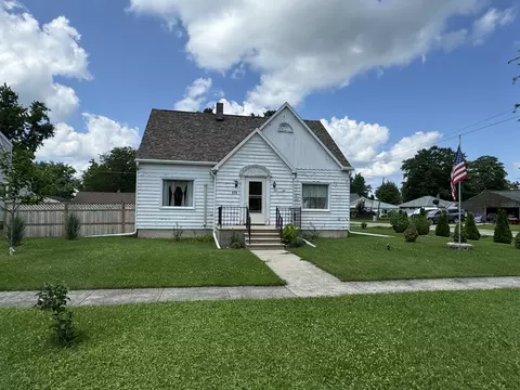 302 S 3rd Ave, Forreston, IL 61030