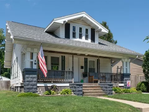 1617 S Roosevelt Ave, Bloomington, IL 61701
