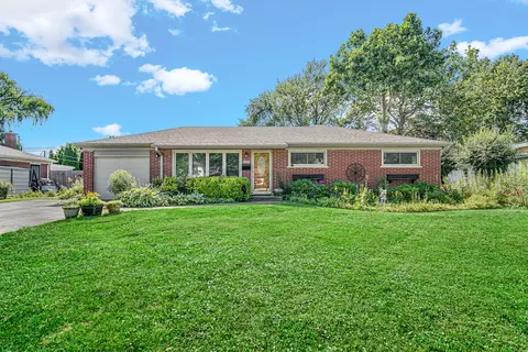 1134 Castle Dr, Glenview, IL 60025