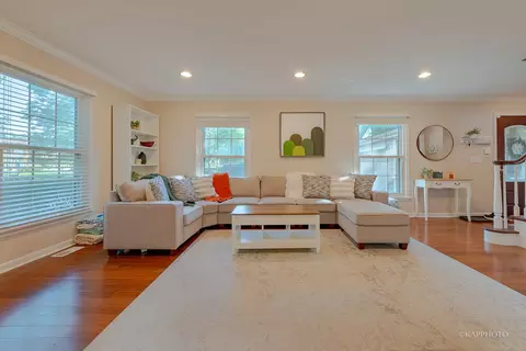 1562 Apache Dr, Naperville, IL 60563 photo 3