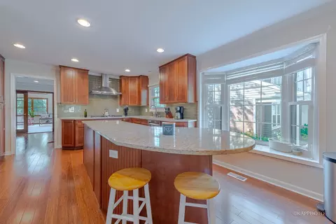 1562 Apache Dr, Naperville, IL 60563 photo 8