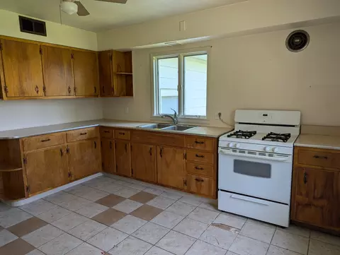 1331 S Demeter Dr, Freeport, IL 61032 photo 3