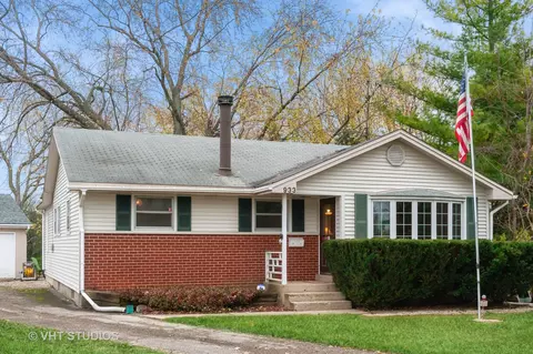 933 Noel Dr, Mundelein, IL 60060