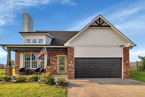 2040 Waters Edge Dr, Minooka, IL 60447