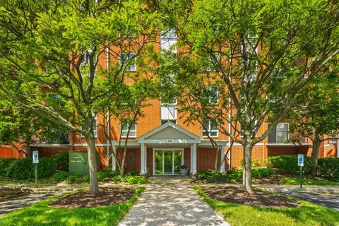 110 N Milwaukee Ave #306, Wheeling, IL 60090