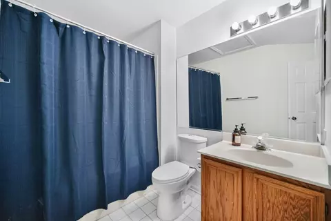 Bath - 4820 Prestwick Pl, Hoffman Estates, IL 60010 photo 3 of 3