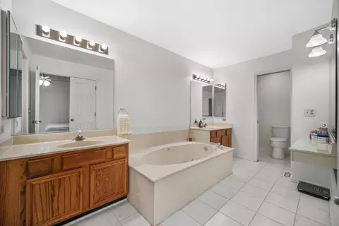 Bath - 4820 Prestwick Pl, Hoffman Estates, IL 60010 photo 2 of 3