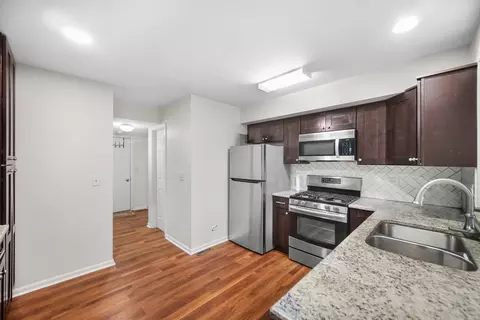 Kitchen - 4820 Prestwick Pl, Hoffman Estates, IL 60010 photo 2 of 4