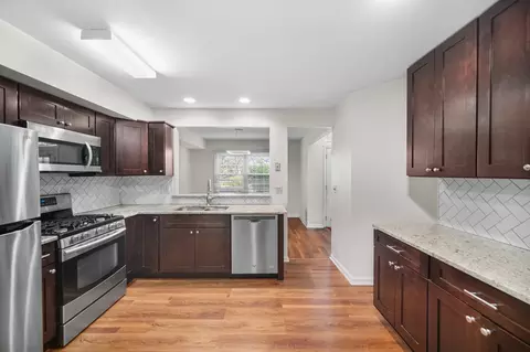 Kitchen - 4820 Prestwick Pl, Hoffman Estates, IL 60010 photo 3 of 4