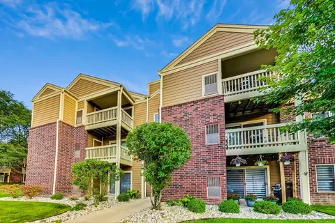 208 Glengarry Dr #202, Bloomingdale, IL 60108